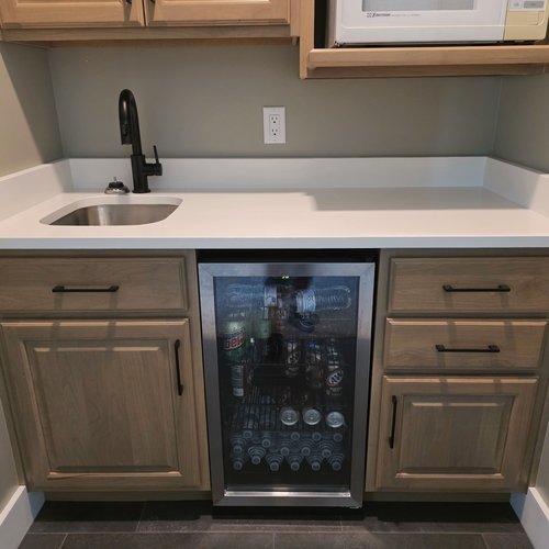Arctic White Quartz on Bar Area with Undermount Stainless Steel Sink